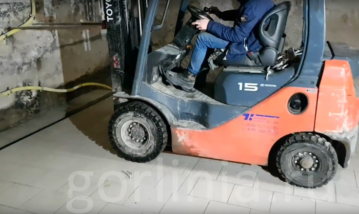 Наезд погрузчиком на люк в подвал Дилайт